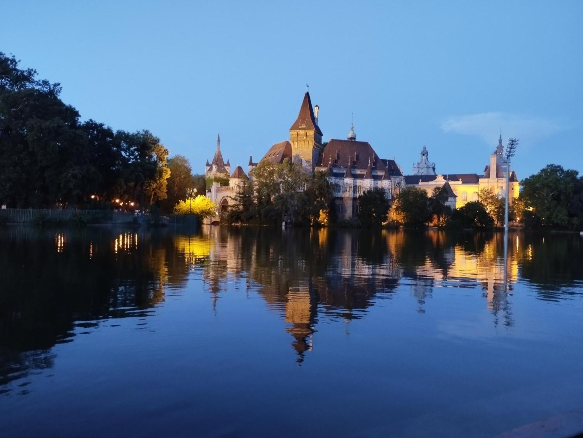 Free Parking Garage! Downtown Apartment Close To New York Cafe Budapest Exteriör bild