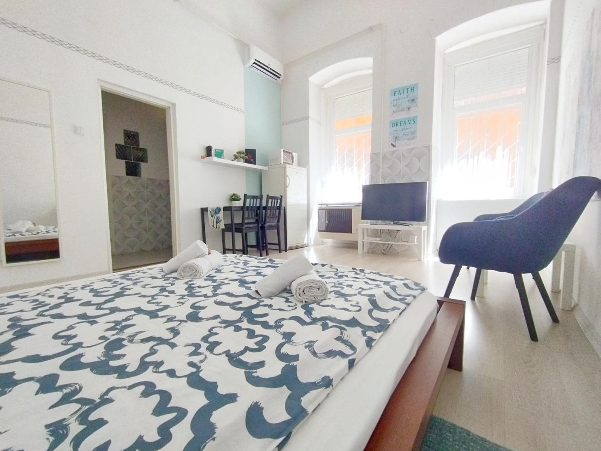Free Parking Garage! Downtown Apartment Close To New York Cafe Budapest Exteriör bild